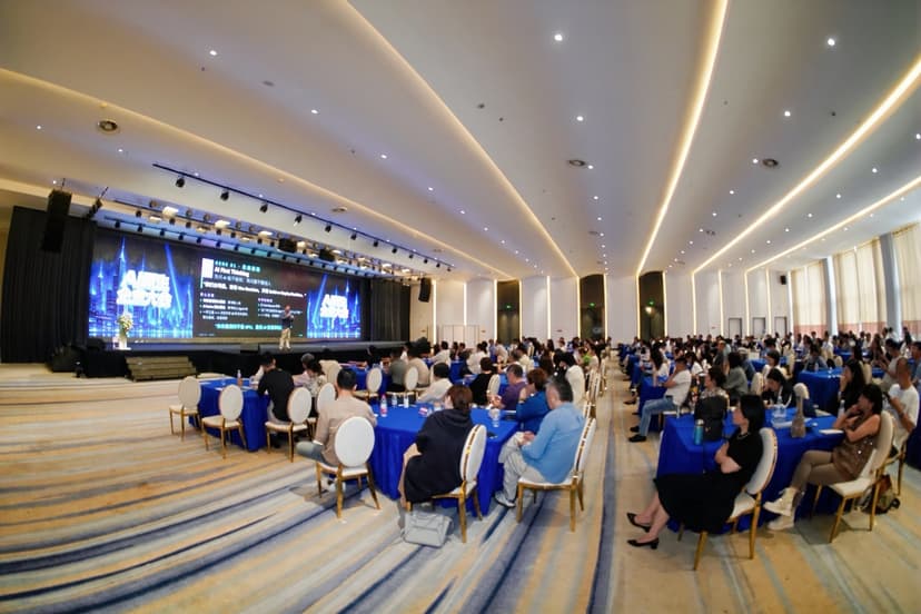 AI原生企业大会在虹桥成功举办：硅谷创投教父 Hoffman 详解“从工具到伙伴”的企业变革路径